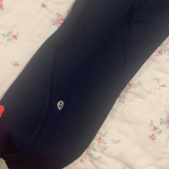 Blue lululemon leggings size 8 - in perfect condition - Picture 2 of 3